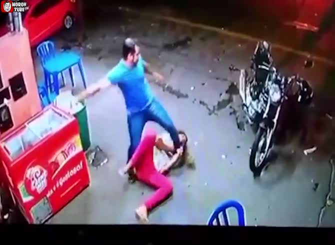 Video :Brazil - a destitute woman is beaten by a giant asshole